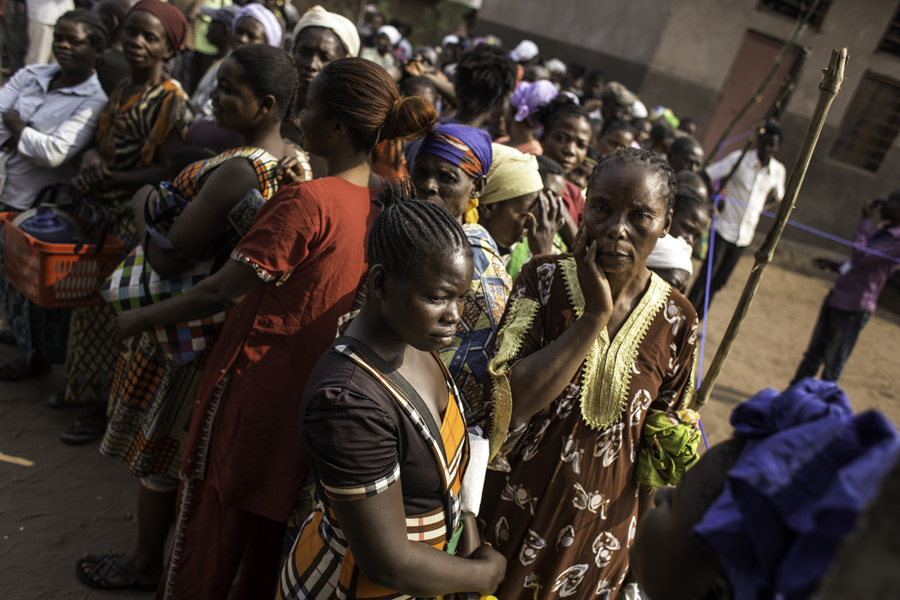 La mayoría de los desplazados está viviendo con familias de acogida en Kasai o en los bosques, casi sin acceso a los alimentos o a cualquier tipo de servicio. Miles de personas han muerto y han sido enterradas en fosas comunes, según la Oficina de Coordinación de Asuntos Humanitarios de Naciones Unidas (OCAH, por sus siglas en inglés). Estas mujeres hacen cola mientras esperan las distribuciones de alimentos en Thikapa, provincia de Kasai, República Democrática del Congo. WFP/Griff Tapper