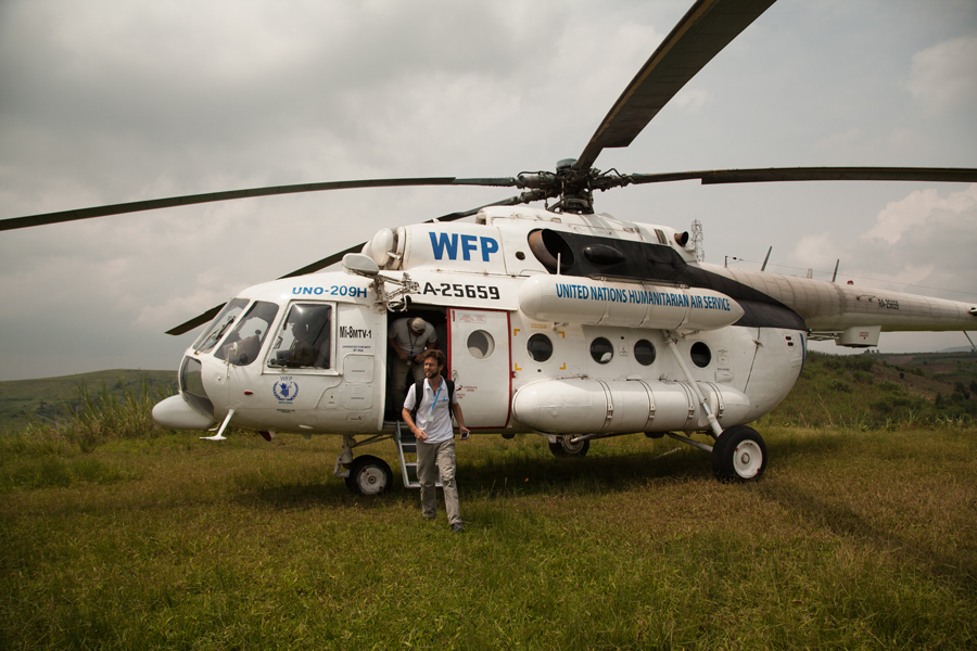 República Democrática del Congo, marzo de 2015. En RDC cubrir 200 km por tierra puede llevar un día entero. WFP y UNHAS proporcionan servicios aéreos desde hace siete años para que el personal humanitario llegue a las poblaciones vulnerables allí donde se encuentran. La flota consiste en cinco aviones y un helicóptero con base en Goma. La imagen está tomada en Kitchanga, Kivu Norte. Crédito: WFP/Leonora Baumann