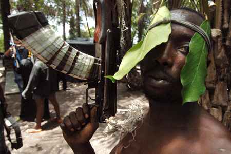 En la foto, un seguidor de Ateke Tom, líder del Niger Delta Vigilante.