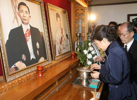 La presidenta de Corea del Sur, Park Chung-hee, enciende un incienso en recuerdo a su padre, Park Chung-Hee. Eon Young-Han/AFP/Getty Images