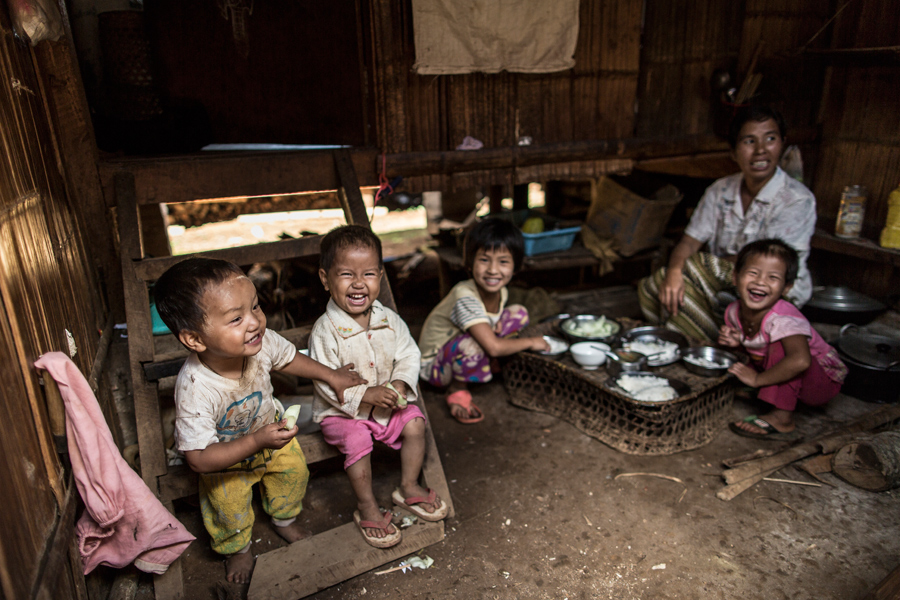 Dos pequeños visitan a sus vecinos y son obsequiados con una rodaja de pepino en el campamento de Kut Khai, en Myanmar, para personas desplazadas por el conflicto. Los pepinos se cultivan en el huerto comunitario del campamento. Muchas madres dicen: “Comer en familia es nuestra oportunidad diaria para reunirnos, vernos la cara, para discutir las cosas”. © Programa Mundial de Alimentos/Chris Terry, con el apoyo de la UE.