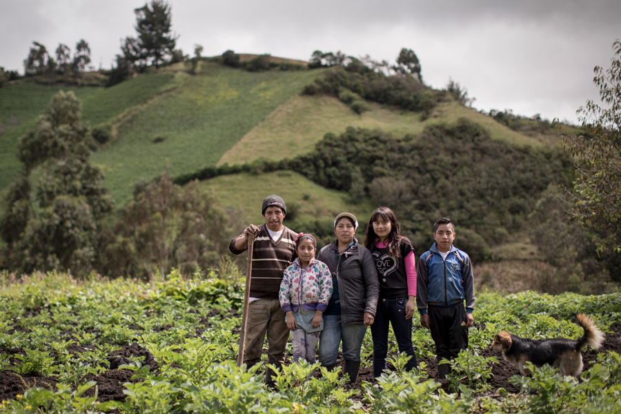 En Ecuador se facilita asistencia alimentaria a familias de refugiados colombianos y comunidades ecuatorianas vulnerables. Incluye un fuerte componente de género. El propósito es ayudar a la convivencia entre refugiados y familias locales. © Programa Mundial de Alimentos/Chris Terry, con el apoyo de la UE.