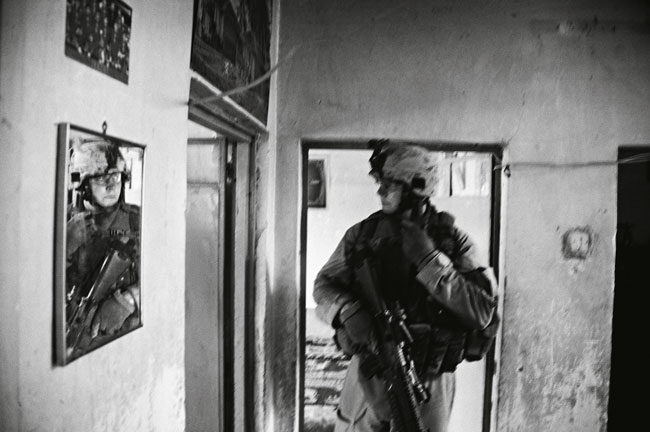 Guerra de Irak: Álvaro Ybarra Zavala. Faluya (Irak), 2006. El marine estadounidense de la Compañía Bravo, Daniel E. Daugherty, durante el registro de una casa en Faluya en la que se sospechaba que se escondía un francotirador.