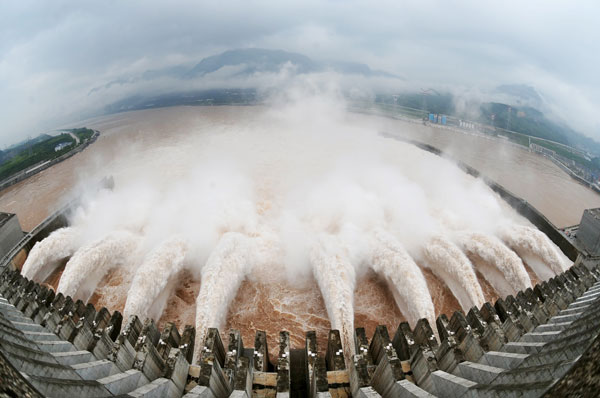 La presa más famosa de China es la de las Tres Gargantas, situada en el Yangtsé, en la provincia de Hubei. Su construcción batió 10 récords mundiales, con, entre otras cosas, la planta hidráulica y de control de inundaciones más eficiente; la central eléctrica más grande; la de mayor consumo de tierra, piedra y hormigón; la de más cantidad mensual de hormigón utilizada; el mayor volumen de agua vertido de la historia; la de más capacidad de desagüe en caso de inundaciones; y el mayor número de personas (1,13 millones) desplazadas a causa de la construcción de la central hidroeléctrica. Esta foto muestra el más grande vertido de agua de 2010, tras las devastadoras inundaciones del mes de julio. Getty Images