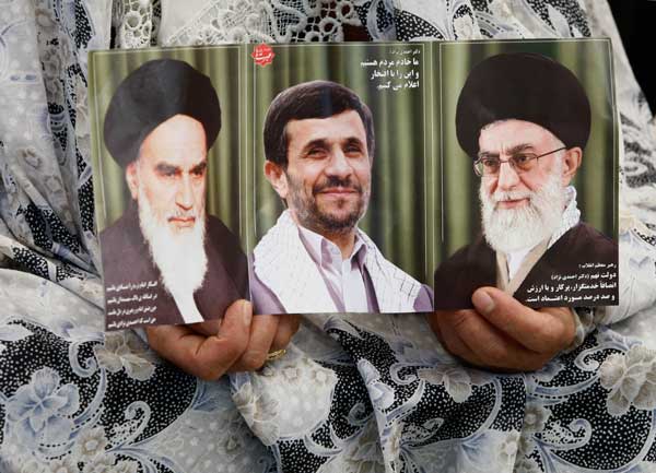 Fin de Ahmadineyad en Irán: Si continúa aumentando la actual tensión entre el tipo bajito de la cazadora marrón y los mulás que se reúnen en la trastienda, no será Occidente lo que acabe con Mahmud Ahmadineyad, sino las luchas internas en el país. Él intentará conservar su puesto provocando peleas con los estadounidenses, los israelíes, los saudíes… cualquiera que se sitúe en su línea de tiro. Pero cuando tu propio pueblo y el resto del mundo ponen precio a tu cabeza, el futuro no parece prometedor. Getty Images