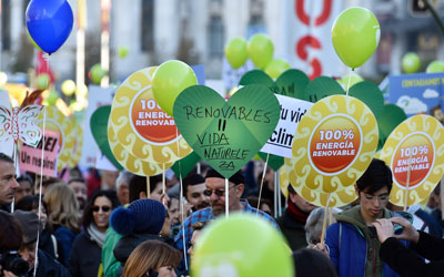 Manifestantes con pancartas a favor de la lucha contra el cambio climático en Madrid. Gerard Julien/AFP/Getty Images