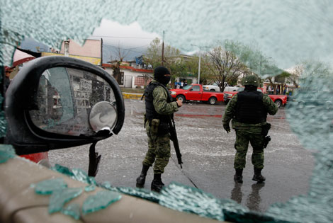  Dos soldados en la ciudad de Monterrey, México, después de que tres taxistas fueran asesinados. Julio Cesar Aguilar/AFP/Getty Images 