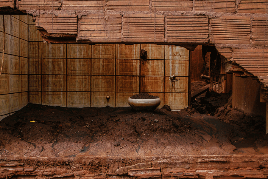 En la comunidad rural de Bento Rodrigues, pocas paredes quedaron en pie. Aquí, un cuarto de baño cubierto por el barro. Las autoridades brasileñas calculan que los costes de recuperación giraran en torno a los 5.000 millones de dólares (casi 4.500 millones de euros) de los que la empresa Samarco deberá hacerse responsable.