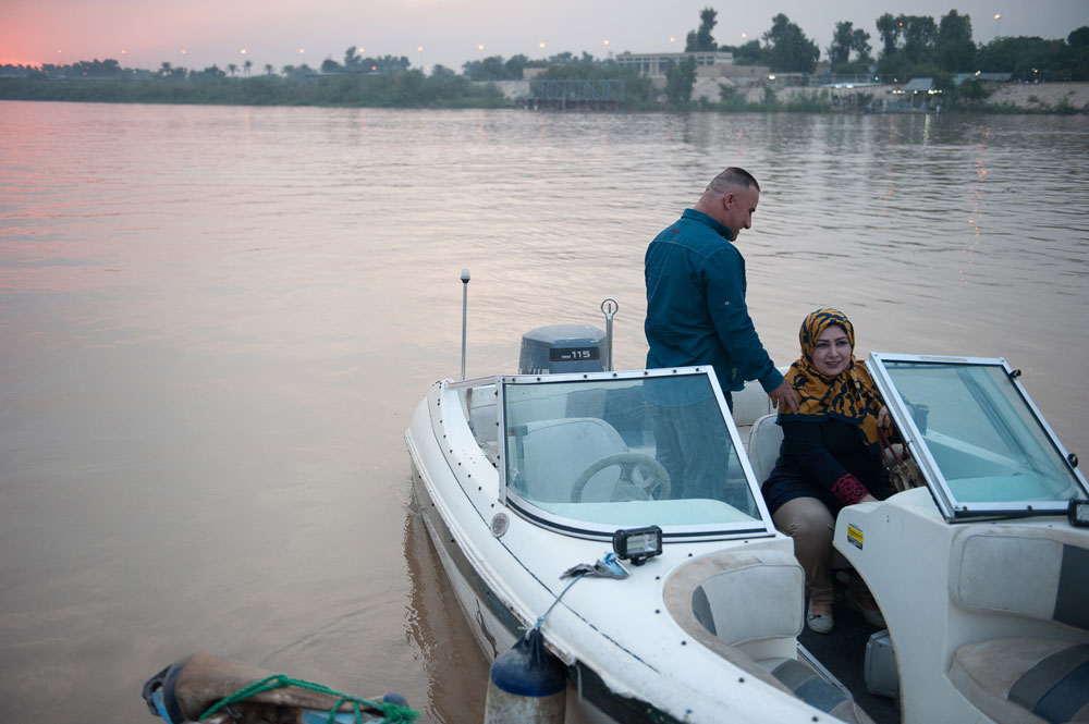 Una familia se dispone a dar un paseo por el Tigris. En el verano de 2018, el Tigris y el Éufrates, que suministran casi la totalidad del agua potable y de uso agrícola del país, descendieron a los niveles más bajos que se recuerdan. La escasez de agua provocó disturbios en Basra en pleno calor estival de mediados de 2018. Las autoridades iraquíes culpan a Turquía e Irán de utilizar demasiada agua de los dos ríos y sus afluentes, pero no creen que la gestión del agua sea una prioridad política. FOTO: CRISISGROUP/Julie David de Lossy