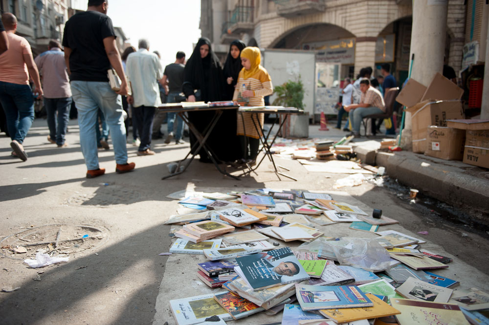 La calle Mutanabbi, que lleva el nombre de un poeta iraquí del siglo X, es el corazón del comercio de libros en Bagdad. Incluso en los peores momentos de violencia y crisis política, los viernes han sido siempre un crisol en el que se encontraban los iraquíes de toda clase y condición. Unos vendedores de libros disfrutan de horas más tranquilas en este día de oración y descanso para los musulmanes, en medio de la mezcla de vendedores de té, pájaros cantores, comida callejera y antigüedades que llena la zona peatonal. FOTO: CRISISGROUP/Julie David de Lossy