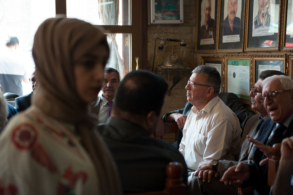El Café Shahbander, en la calle Mutanabbi, refleja la capacidad de resistencia y adaptación de Irak. Abierto desde 1917, el café sobrevivió a un atentado letal en 2007 y conserva numerosos rasgos arquitectónicos de la vieja Bagdad. Pese a la volatilidad de la capital, sus dueños se enorgullecen de acoger a varias generaciones de intelectuales, tanto establecidos como en ciernes. FOTO: CRISISGROUP/Julie David de Lossy