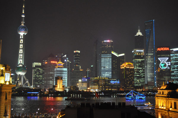 La imagen de los rascacielos de Shanghai es una de las más simbólicas del gran proceso de urbanización chino. Donde hasta los años 90 no había nada más que tierras embarradas, el Gobierno local decidió levantar uno de los complejos urbanos más modernos del mundo, con decenas de torres de oficinas, hoteles de cinco estrellas y centros comerciales. Shanghai es probablemente el mejor ejemplo de esa apuesta por los distritos financieros y las grandes construcciones; pero no es ni mucho menos el único: China cuenta con 200 rascacielos de más de 250 metros de altura, cuatro veces más que Estados Unidos.