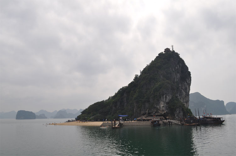 Impulso turístico. El turismo se ha convertido en otro de los motores de la economía vietnamita. En 2012, casi siete millones de extranjeros visitaron el país, un aumento del 9,5% en comparación con el año anterior. El mayor atractivo del país es la Bahía de Halong, a unos 170 kilómetros de Hanoi, una espectacular extensión de 150.000 hectáreas (1.500 kilómetros cuadrados) donde las rocas, colinas e islas están envueltas por el mar. En 1994 fue declarada Patrimonio de la Humanidad por la Unesco y en 2011 una de las siete maravillas naturales del mundo. Daniel Méndez