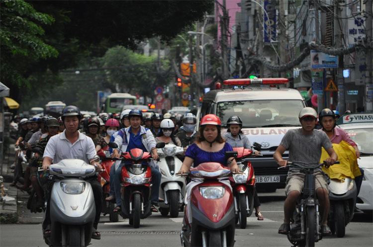 Sobre ruedas. La mejor muestra del ritmo al que se mueve el país asiático se puede encontrar en las motocicletas que circulan a toda velocidad por las calles de sus ciudades. Según las cifras oficiales del Gobierno, en 2012 había registrados en Vietnam algo más de 37 millones de vehículos motorizados, de los cuales 35,2 millones eran motocicletas. Las motos se han convertido en la forma más habitual de transporte para los vietnamitas, y también en una muestra de su estatus social y de su libertad individual. Daniel Méndez