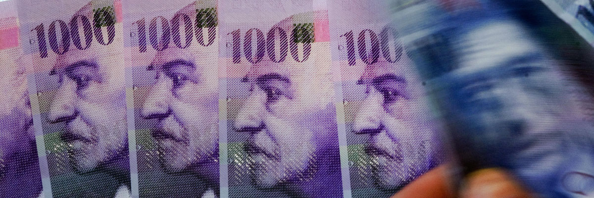 Billetes de 1.000 y 100 francos suizos. Fabrice Coffrini/AFP/Getty Images