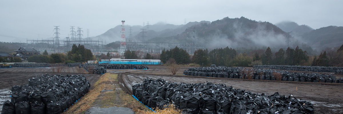 Bolsas de tierra contaminada son apiladas en el pueblo de Tomioka, en la prefectura de Fukushima, Japón. Ken Ishii/Getty Images