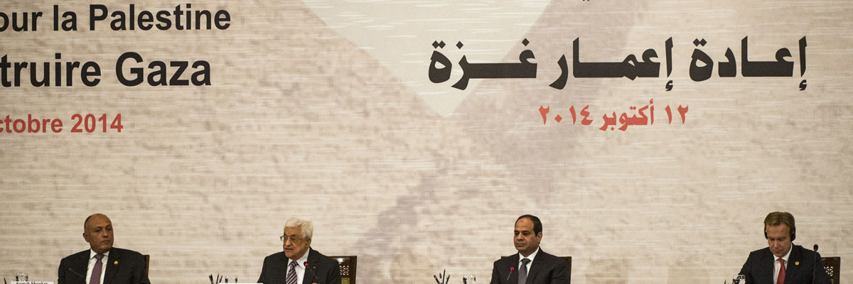 De izquierda a derecha, el ministro egipcio de Asuntos Exteriores, Sameh Shokri, el Presidente palestino, Mahmud Abbas, el Presidente de Egipto, Abdel Fattah al Sisi, y el Primer Ministro noruego, Borge Brende, en la ceremonia de apertura de la Conferencia de Donantes para Gaza celebrada en El Cairo, octubre 2014.