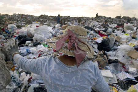 Una mujer clasifica la basura en el vertedero de Bordo Poniente, considerado como una de las principales fuentes de gases de efecto invernadero del país.