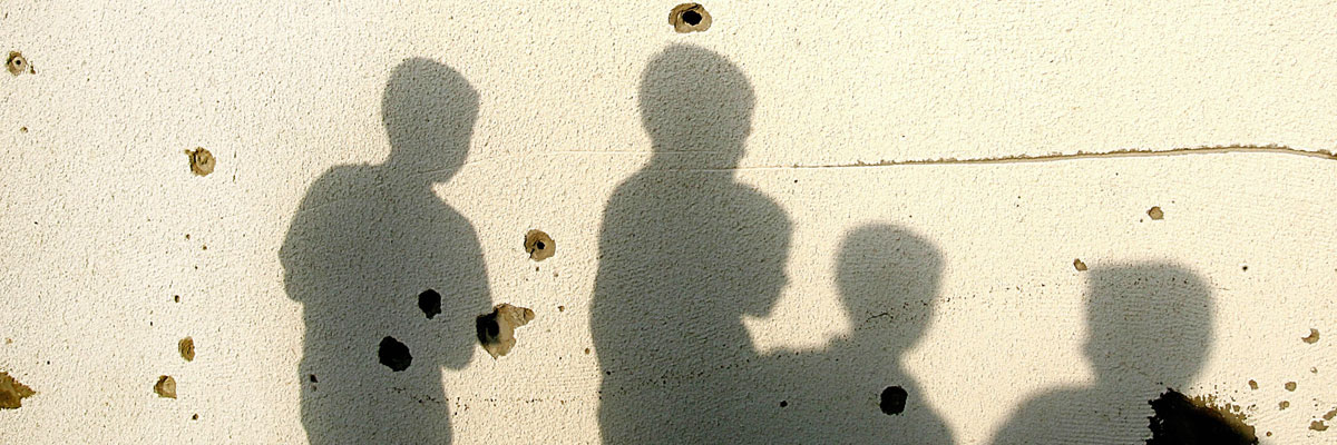La sombra de niños palestinos en un muro acribillado por las balas en Gaza. Odd Andersen/AFP/Getty Images