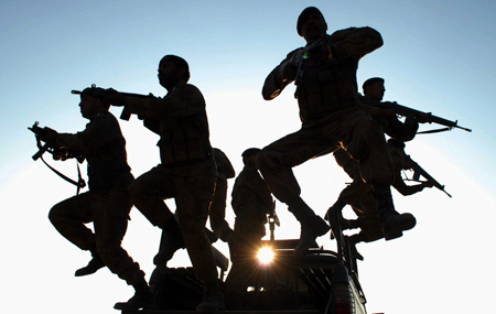 Soldados paquistaníes hacen maniobra militares cerca de su frontera con India. S.S. MIRZA/AFP/Getty Images