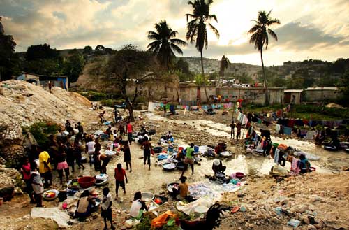 Haití: un año después del terremoto, los haitianos deben lavar la ropa y bañarse en el río. Con el riesgo de contraer enfermedades debido a la contaminación de éste.