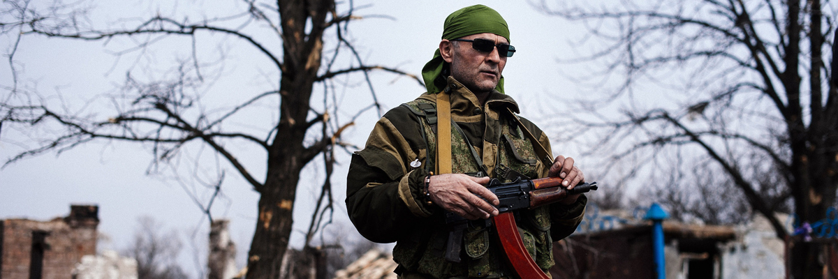 Rebelde pro-ruso hace guardia en Debaltseve, ciudad del óblast de Donetsk, en Ucrania, marzo de 2015. Dimitar Dilkoff/ AFP/Getty Images)