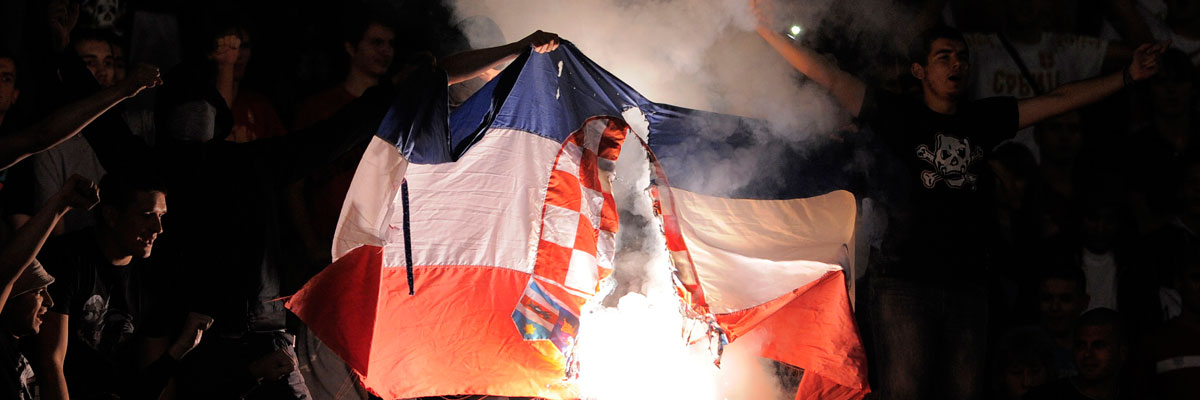 Hooligans serbios queman una bandera croata durante un partido entre Croacia y Serbia en el estadio Marakana, Belgrado, septiembre 2013. STR/AFP/Getty Images 