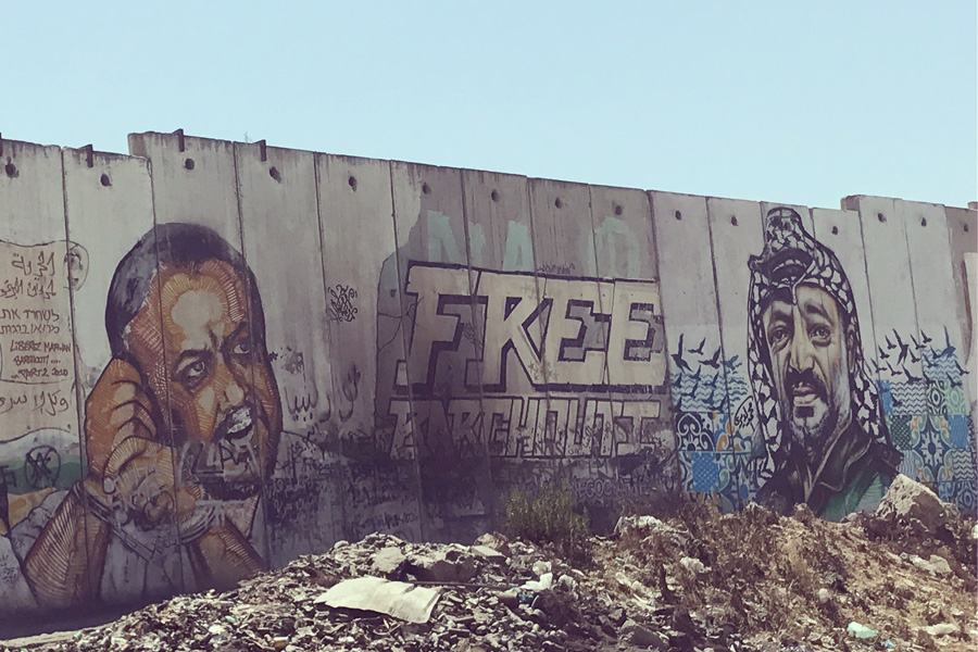 El ‘muro del apartheid’ que bordea Cisjordania sin coincidir con la llamada ‘Línea Verde’ (cuyo territorio, que debería corresponder a Cisjordania, ha sido expropiado alrededor del 12%) es un lienzo de excepción para el arte político en Palestina. Uno de los grafitis más conocidos adorna el ‘check point’ de Qalandia, punto de referencia para todos los que quieran viajar de Jerusalén a Ramala. Como se ve en la imagen retrata a dos históricos líderes de la causa palestina: el presidente Yasser Arafat y el activista encarcelado Marwan Barghouthi, cuyo apodo es “el Mandela palestino”. El grafiti es del artista Vince 7. © Itxaso Domínguez