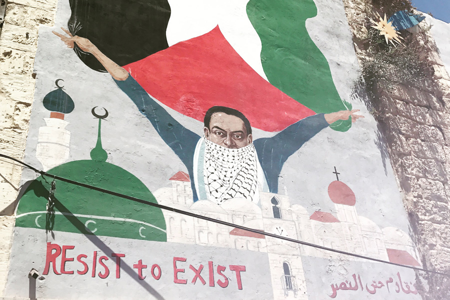 Durante la primavera de 2015, un grupo de dibujantes de diferentes nacionalidades llamado Barefoot Artists esbozó este grafiti, que poco a poco se ha ido convirtiendo en un símbolo de la resistencia palestina. Éste se encuentra en una de las paredes más céntricas de la ciudad de Nablus, en la que bajo el lema “Resistir para existir”, un hombre ondea una bandera palestina con el rostro semicubierto por un ‘kaffiyeh’ (pañuelo que simboliza la unidad palestina). © Itxaso Domínguez
