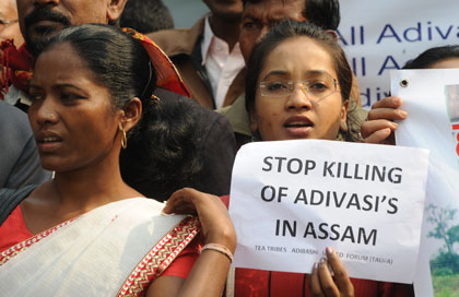 Indios adivasi con pancartas de protesta en Nueva Delhi, India. RAVEENDRAN/AFP/Getty Images