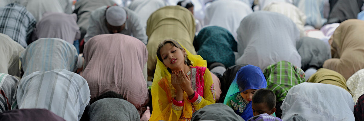 Una niña india musulmana ofrece sus plegarias junto a otros fieles en Bangalore, India, agosto de 2013. Manjunath  Kiran/AFP/Getty Images 