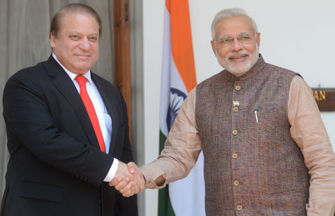 El nuevo Primer Ministro indio, Narendra Modi (derecha), da la mano a su homólogo paquistaní, Nawaz Sharif, durante una reunión en Nueva Delhi, mayo 2014. AFP/Getty Images 