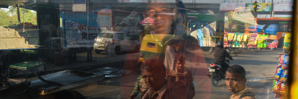Un joven indio mira a través de la ventana de un autobús la calle, en Nueva Delhi. Chandan Khanna/AFP/Getty Images
