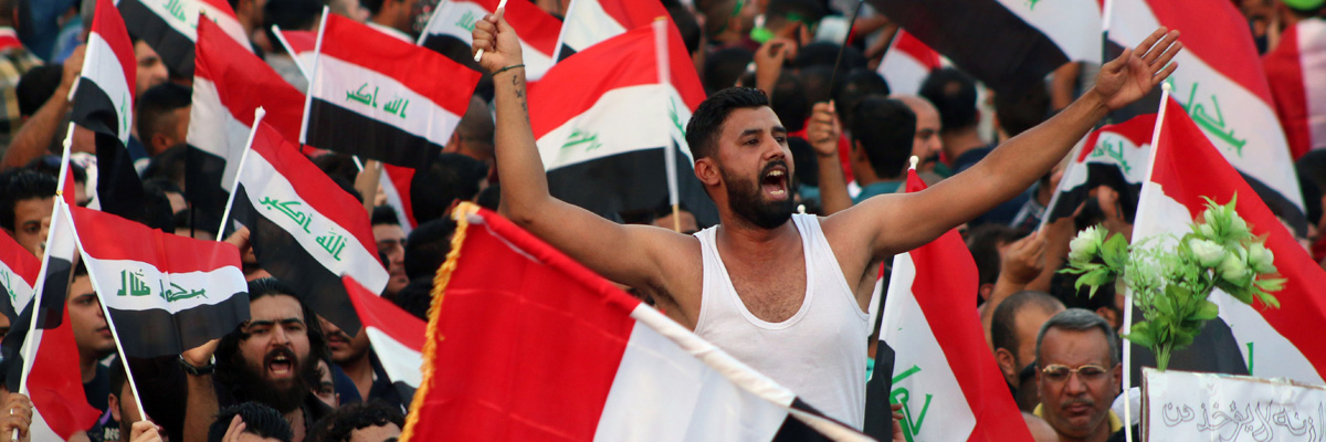 Manifestantes muestran su apoyo al primer ministro de Irak, Haider al Abadi en la plaza Tahrir de Bagdad. (Haidar Mohammed Alí/AFP/Getty Images)