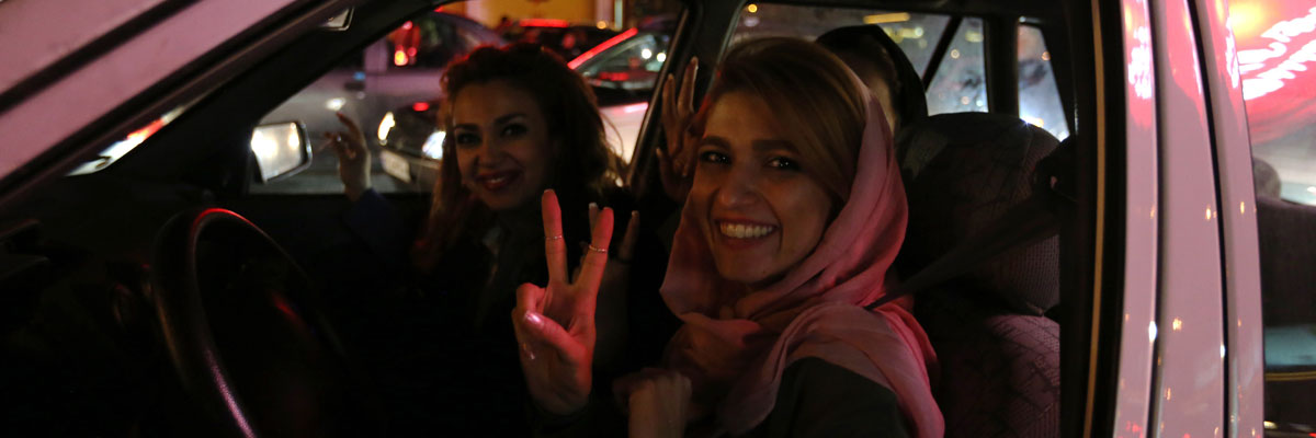 Mujeres iraníes hacen el signo de la victoria dentro de un coche al norte de Teherán. Atta Kenare/AFP/Getty Images