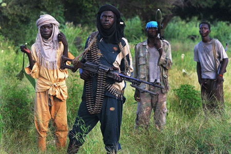 Rebeldes del movimiento Justicia e Igualdad inspeccionan un pueblo saqueado por los yanyauids cerca de Darfour.