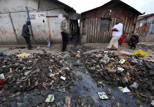 Kenia: ciudadanos del suburbio Makuru kwa Njenga de Nairobi, caminan entre las aguas residuales y las calles llenas de basura, donde la seguridad, especialmente para las mujeres y las niñas, no existe, ya que sufren ataques sexuales a diario. El camino a los baños comunales es el paseo más peligroso para ellas.