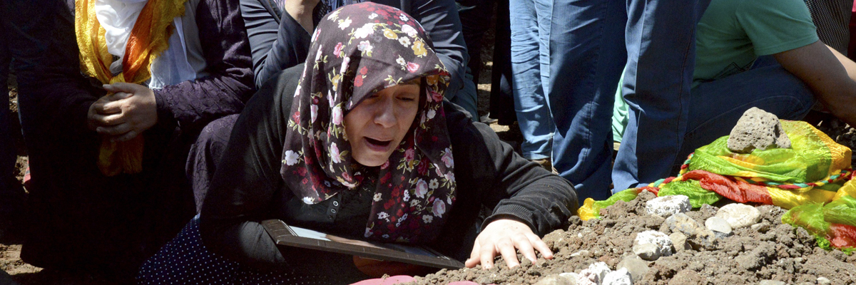 Una mujer llora en el entierro de tres personas muertas por choques entre grupos kurdos rivales, aquellos que apoyaban al fallecido Aytac Baran y partidarios del Partido Democrático de los Pueblos (HDP). Ilyas Akengin/AFP/Getty Images
