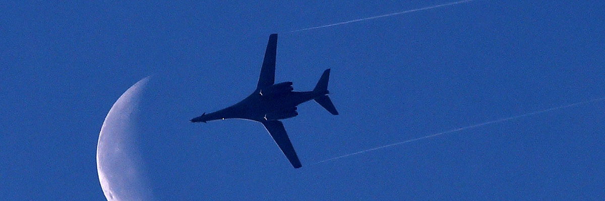 Un avión de combate estadounidense sobre la ciudad siria de Kobane. Aris Messinis/AFP/Getty Images)