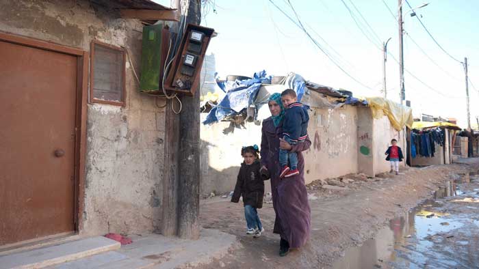 Sirios en Líbano. Bushra, de 19 años, es la mujer siria que en marzo se convirtió en la refugiada un millón. Desde que dejara atrás su hogar en Siria, ella y sus dos hijos han estado viviendo en Tin City, un barrio marginal en la ciudad libanesa de Trípoli, donde comparten dos habitaciones pequeñas con otras 17 personas. Bushra se alegra de haber escapado del conflicto en su país, pero al mismo tiempo tiene que luchar para mantener a sus hijos. Una vez registrados como refugiadas por ACNUR, las familias como la de Bushra reciben paquetes de alimentos y artículos de higiene y para el cuidado de bebés, mantas, colchones y otros enseres domésticos básicos. ACNUR también ofrece asistencia económica a los refugiados que lo necesiten para ayudarlos a cubrir necesidades básicas como la comida o el alquiler. ACNUR/UNHCR /G.Beals/Marzo 2013