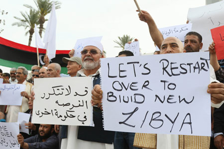 Libios manifestándose a favor del Gobierno de Unidad Nacional en la capital, Trípoli, abril de 2016. Mahmud Turkia/AFP/Getty Images