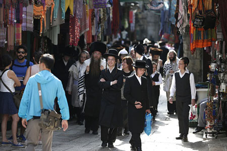 Judíos ultraortodoxos pasean por el barrio musulmán de Jerusalén. Thomas Coex /AFP/Getty Images
