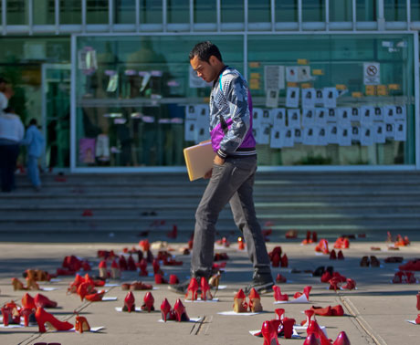 Un hombre camina entre zapatos rojos que simbolizan todas las mujeres desaparecidas en Ciudad Juárez, Estado de Chihuahua. Jesus Alcazar/AFP/Getty Images