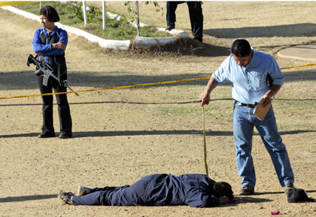 Un policía revisa una escena de crimen en el estado de Oaxaca. Juan Carlos Reyes/AFP/Getty Images