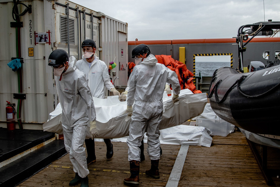 El equipo de MSF lleva un cadáver a la morgue a bordo del Bourbon Argos. A las 9 de la mañana, del 17 de noviembre de 2016, fueron trasladadas a MSF 27 personas (todos hombres) y 6 cadáveres que habían sido rescatados por el buque de la Armada británica, HMS Enterprise. Imagen de Borja Ruiz Rodríguez/MSF