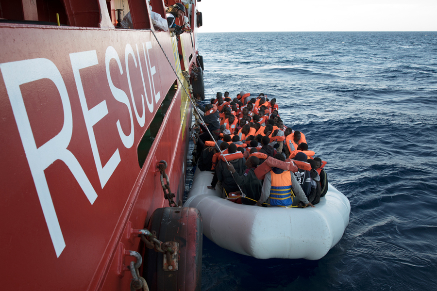 Un bote en apuros con 130 personas a bordo es rescatado por el Vos Prudence. Imagen de Albert Masias/MSF