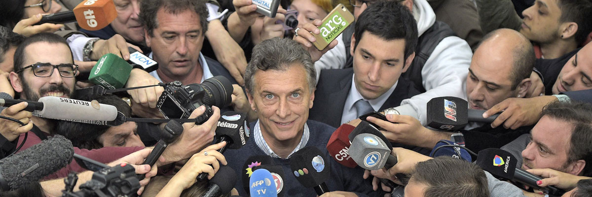 El candidato a la presidrncia argentina Mauricio Macri rodeado de medios de comunicación. Juan Mabromata/AFP/Getty Images