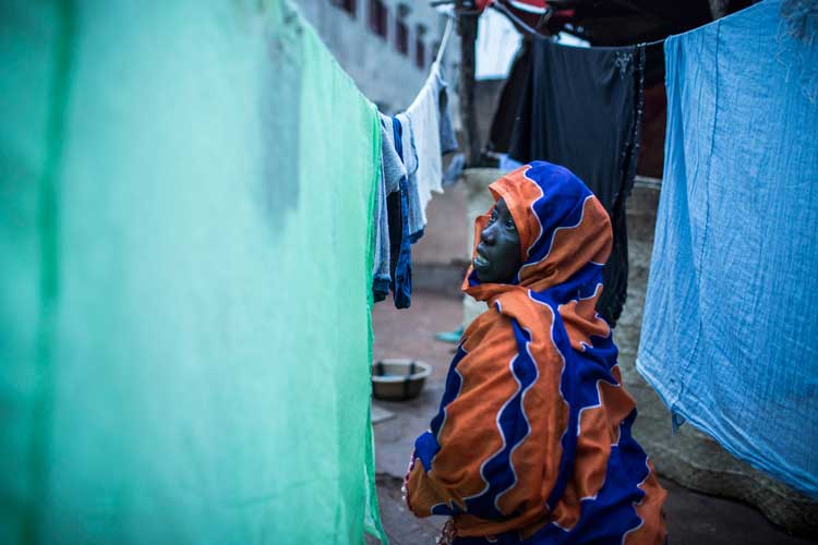 Malienses en Malí. Durante el pasado año, el conflicto en el Norte de Malí ha obligado a más de 228.000 personas a buscar refugio en otras partes del país, incluyendo unas 51.000 que han huido a Bamako, la capital. Sin las redes de apoyo y otros recursos que dejaron atrás, los desplazados internos malienses se enfrentan a grandes desafíos. Los caros alquileres en Bamako obligan a muchos de los desarraigados a buscar refugio en apartamentos alejados del centro de la ciudad. Hamsedtu Traore tiende la ropa en la mezquita en Sangarébougou, un suburbio de Bamako, donde ha encontrado refugio después de huir de su hogar en Tonka, un pueblo en el Norte del país hace siete meses. ACNUR/G.Gordon