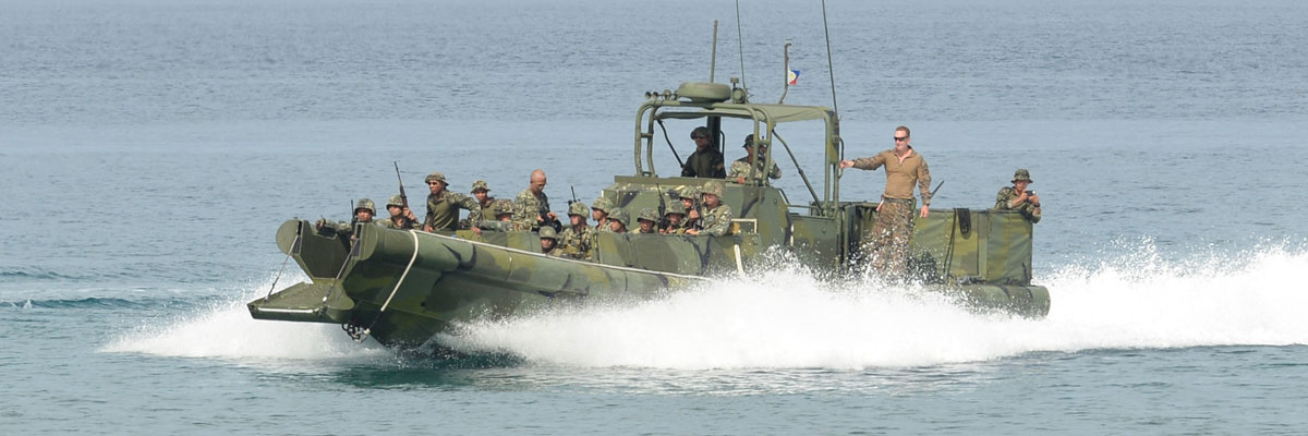 Estados Unidos y filipinas llevan a cabo ejercicios militares conjuntos en el Mar del Sur de China, mayo 2014. Ted Aljibe/AFP/Getty Images