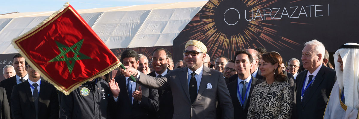 El rey marroquí, Mohammed VI, ondea una bandera de Marruecos en la inaguración de una planta solar. Fadel Senna/AFP/Getty Images